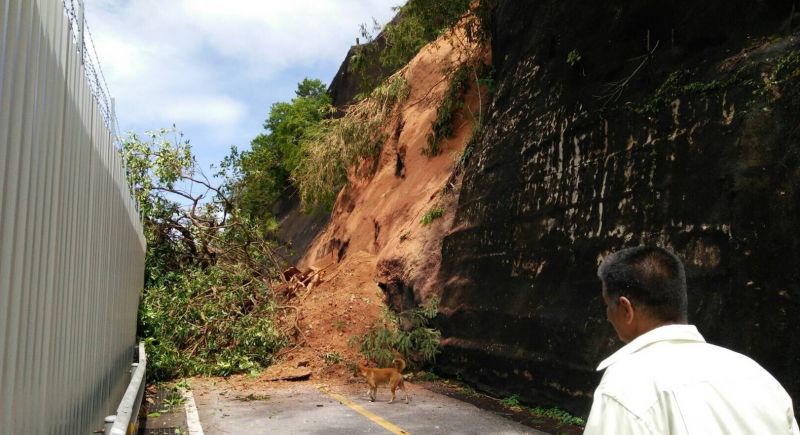 Дорога 4031 пострадала от схода грунта со склона холма в августе 2016 года. Фото: Архив The Phuket News