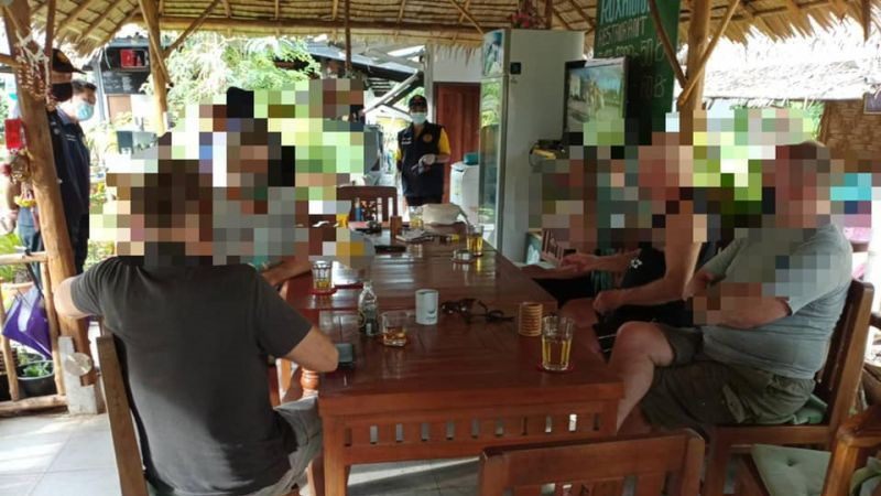 Группу из четырех иностранцев и двух таек застигли за употреблением пива в ресторане. Фото: Иккапоп Тхонгтуб
