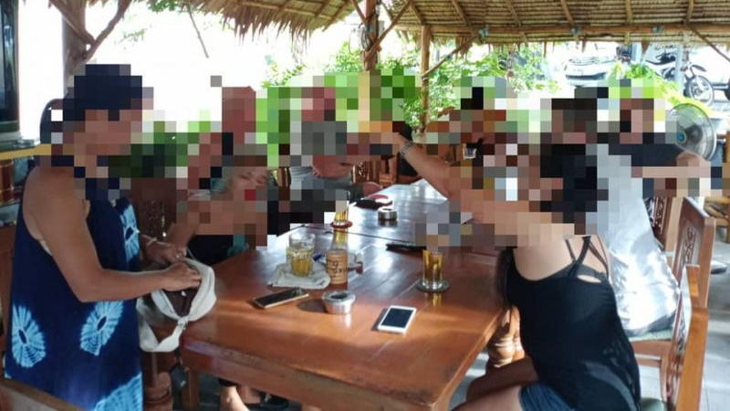 Группу из четырех иностранцев и двух таек застигли за употреблением пива в ресторане. Фото: Иккапоп Тхонгтуб