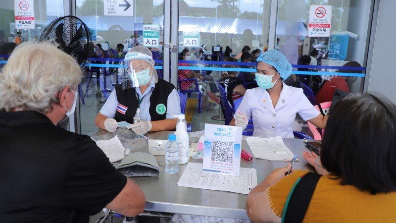 Вакцинация на прививочной станции в аэропорту Пхукета. Фото: РРНО