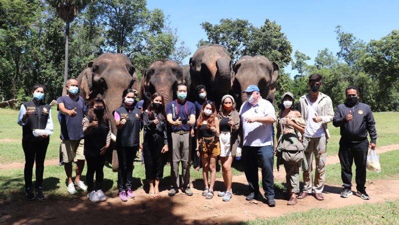 Также в видео есть камео сенатора и бывшего министра туризма и спорта Вирасака Коусурата в парке Taweechai Elephant Camp в Канчанабури, где можно увидеть купающихся слонов.