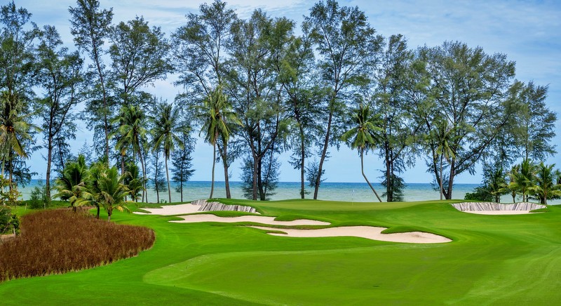 Aquella Golf and Country Club открывается в Пханг-Нга.