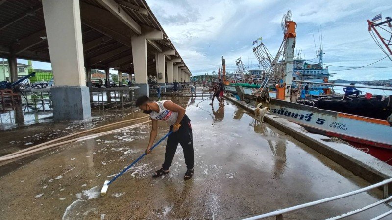 Генеральная уборка в рыболовецком порту. Фото: PR Phuket