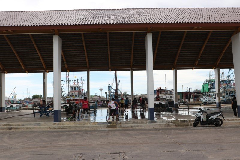 Генеральная уборка в рыболовецком порту. Фото: PR Phuket