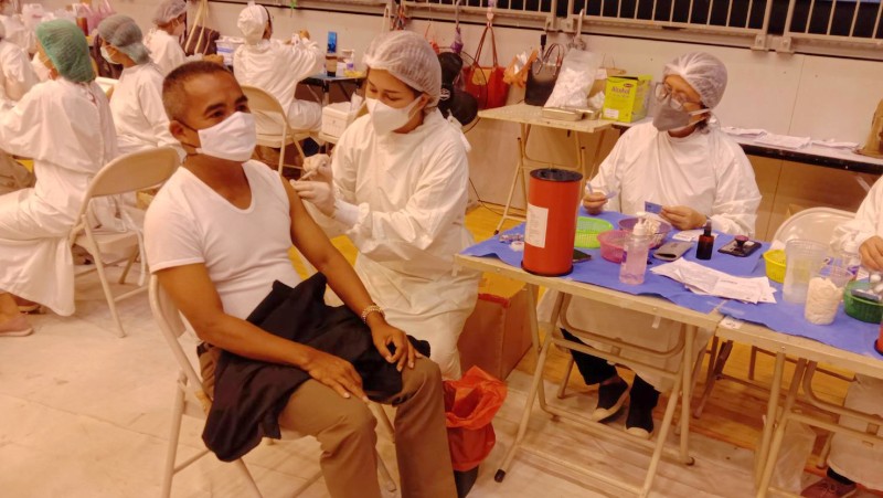 В Сапан-Хине начали делать «бустерные» уколы вакциной AstraZeneca. Фото: Иккапоп Тхонгтуб