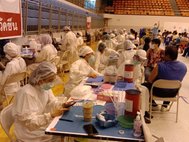 В Сапан-Хине начали делать «бустерные» уколы вакциной AstraZeneca. Фото: Иккапоп Тхонгтуб