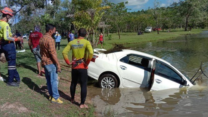 Автомобиль вылетел с дороги и рухнул в пруд в Ко-Кэу. Фото: Иккапоп Тхонгтуб