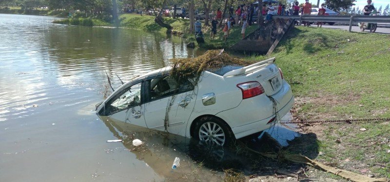 Автомобиль вылетел с дороги и рухнул в пруд в Ко-Кэу. Фото: Иккапоп Тхонгтуб