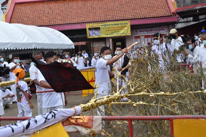 В китайских храмах Пхукета подняли лампадные столбы. Фото: PR Phuket