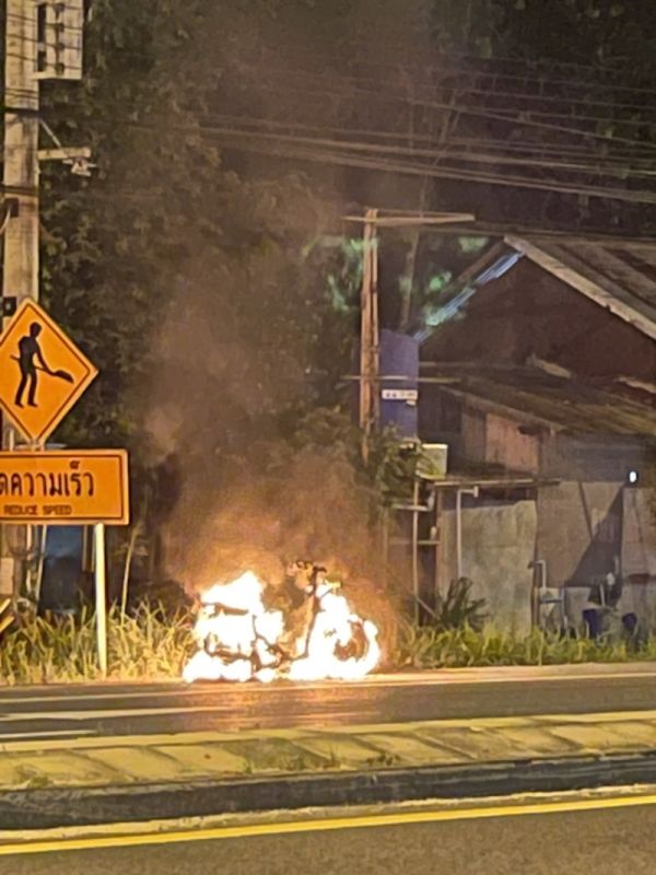 Мотоцикл загорелся на шоссе в Паклоке.