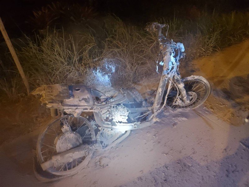 Мотоцикл загорелся на шоссе в Паклоке.