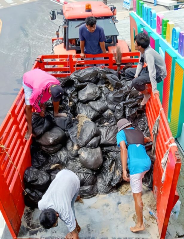 Патонгу нужны и регулярные субботники, и модернизация инфраструктуры. Город порождает огромное количество мусора, также свой вклад вносит море. Фото: PR Patong
