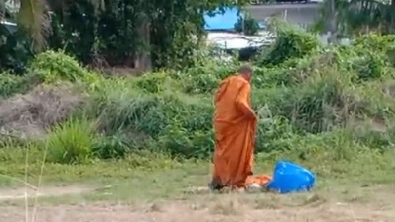 Фальшивый монах сменил робу на обычную одежду на ближайшем пустыре. Фото: ภูเก็ตแชร์สนั่น (Phuket Share Sanan