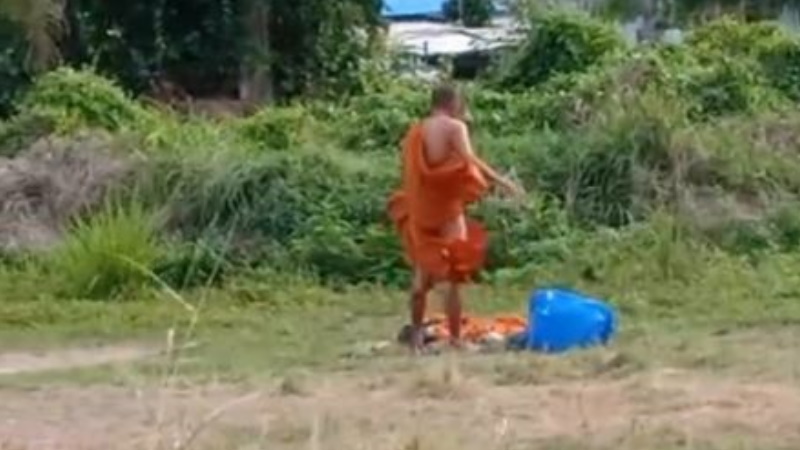 Фальшивый монах сменил робу на обычную одежду на ближайшем пустыре. Фото: ภูเก็ตแชร์สนั่น (Phuket Share Sanan