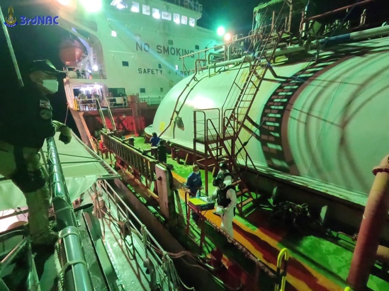 Танкер-газовоз перехватили в Андаманском море и отконвоировали на Пхукет. Фото: ВМФ Таиланда