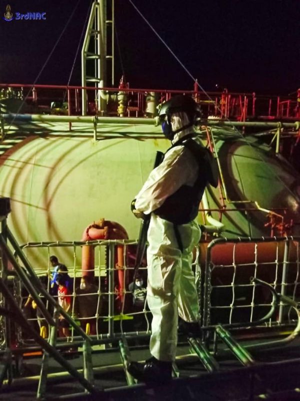 Танкер-газовоз перехватили в Андаманском море и отконвоировали на Пхукет. Фото: ВМФ Таиланда