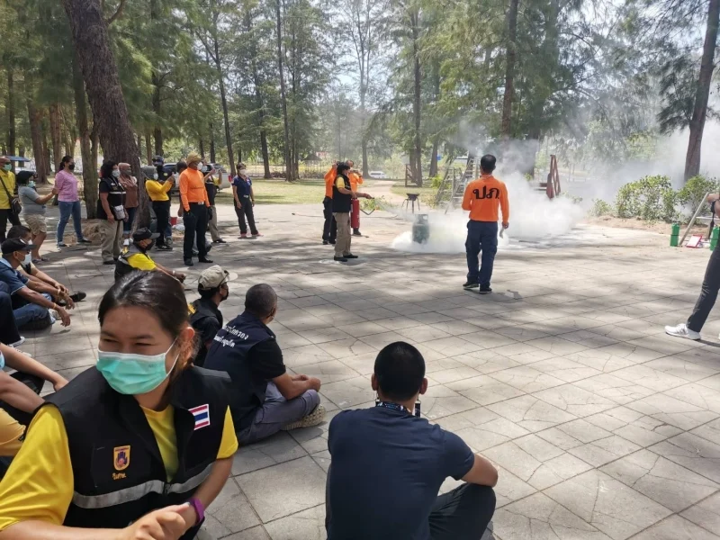 Жителям Раваи рассказали о тушении пожаров. Фото: PR Phuket