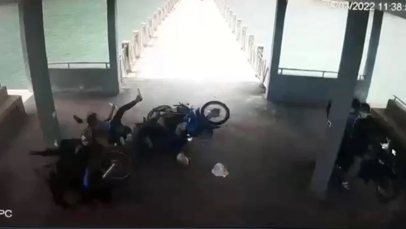Школьники решили покататься по пирсу на мотоциклах. В результате столкновения двух байков один ребенок погиб.