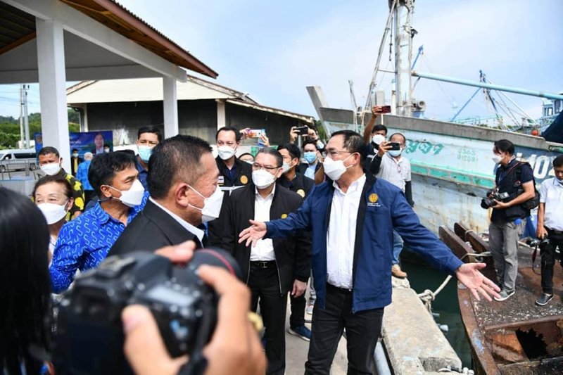 Ануча Накасай посетил Пхукет. Визит был связан с жалобами рыбаков. Фото: PR Phuket