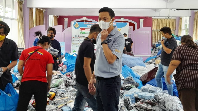 На Пхукете изъяли более 100 тыс. контрафактных изделий (преимущественно предметов одежды). Фото: Иккапоп Тхонгтуб