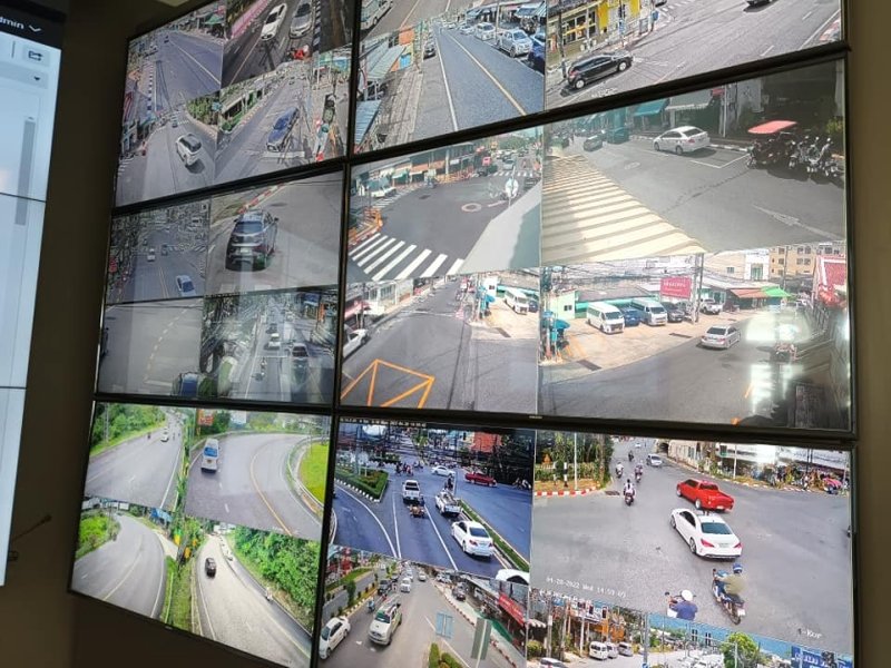 Представитель премьер-министра ознакомилась с тем, как на Пхукете развивают систему уличного видеонаблюдения. Фото: PR Phuket