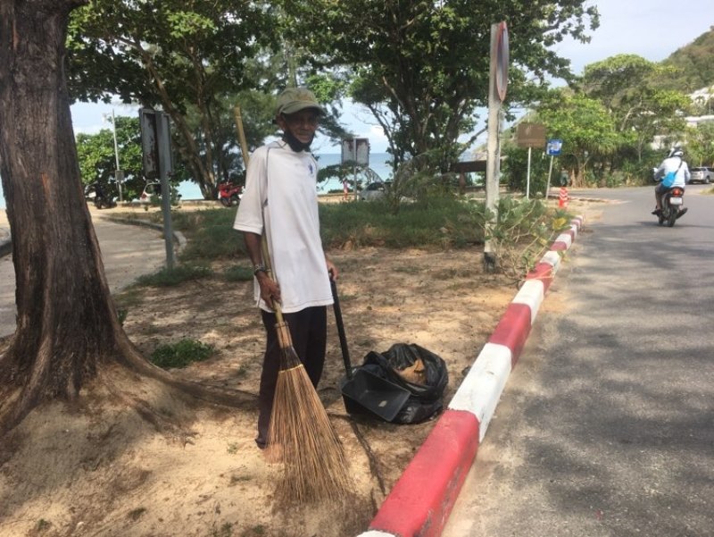 По некой причине, во время уборки в районе Най-Харна муниципальные работники собирают листья, но игнорируют пластиковый мусор.