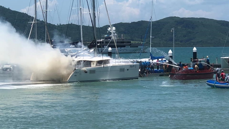 В гавани Yacht Haven Marina загорелся, а после затонул 12-метровый катамаран. Фото: PR Phuket