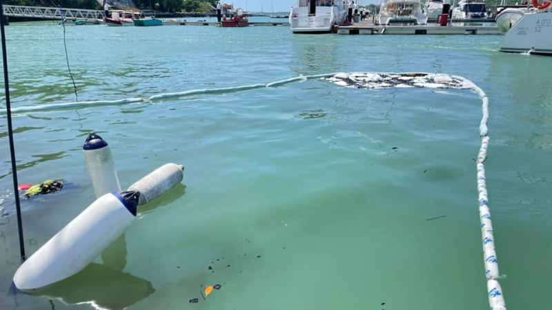 В гавани Yacht Haven Marina загорелся, а после затонул 12-метровый катамаран. Фото: PR Phuket