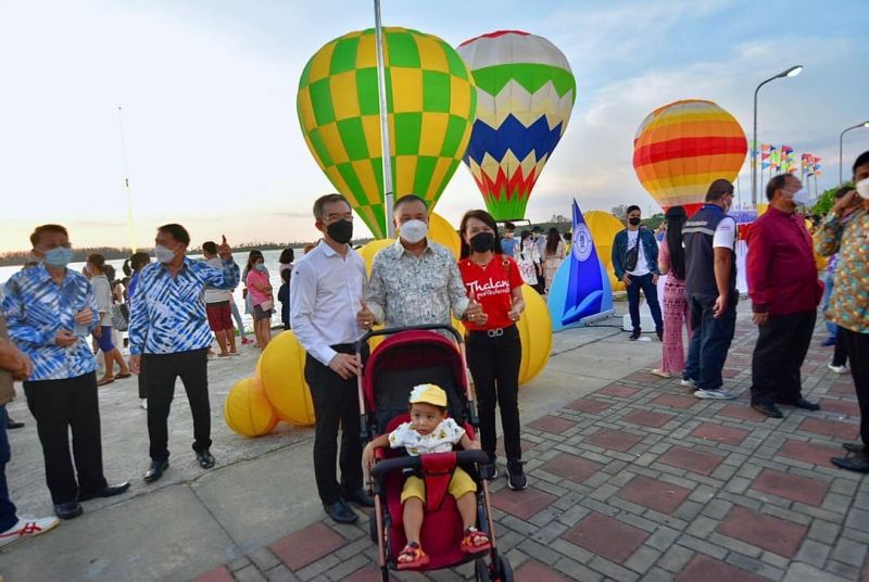 Ярмарка с воздушными шарами прошла на мосту Сарасин. Фото: Phuket OrBorJor