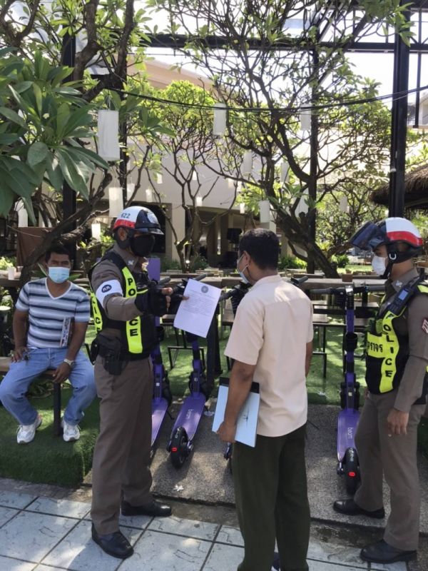 Полиция в Патонге в феврале, когда был выпущен приказ о запрете самокатов на дорогах общего пользования. Фото: Иккапоп Тхонгтуб