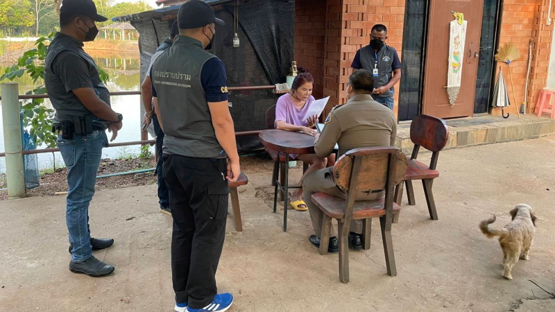 Париньяпорн Кханлун изучает ордер на свой арест. Фото: СSD