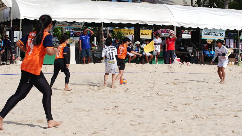 Турнир по пляжному футболу проходит с 29 апреля по 1 мая в Патонге. Фото: Муниципалитет Патонга