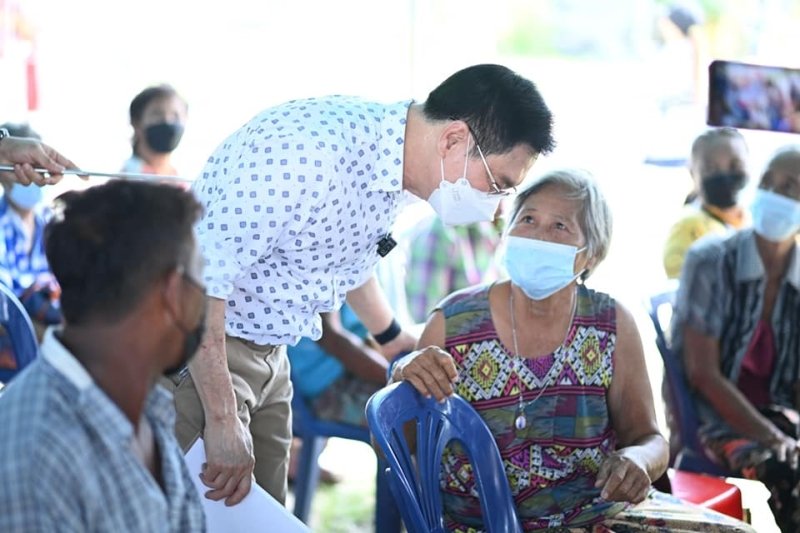 Джурин Лаксанависит на встрече с жителями Май-Кхао. Фото: PR Phuket