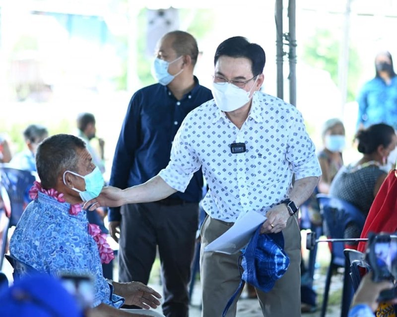 Джурин Лаксанависит на встрече с жителями Май-Кхао. Фото: PR Phuket