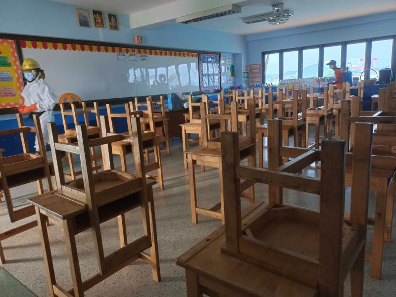 Школы Пхукета проходят санитарную обработку перед началом учебного года. Фото: Муниципалитет Пхукет-Тауна