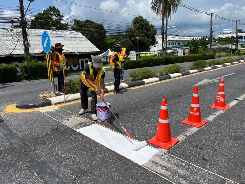 Департамент скоростных магистралей в меру своих сил и ресурсов занимается уходом за дорогами острова. Фото: Phuket Highways Department