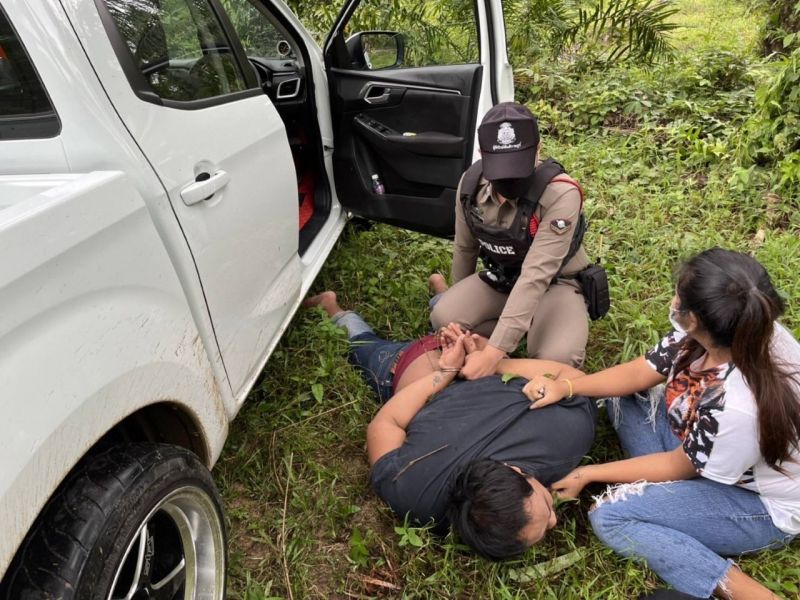 Чаоварин Кангла и Ангкхана Лиеуплод были арестованы на пальмовой плантации, куда свернули с шоссе, уходя от погони. Фото: Bangkok Post