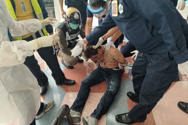 В аэропорту Бангкока задержали прорвавшегося на перрон нарушителя. При себе у мужчины был топорик и пистолет (по словам директора аэропорта, не настоящий). Фото: Bangkok Post