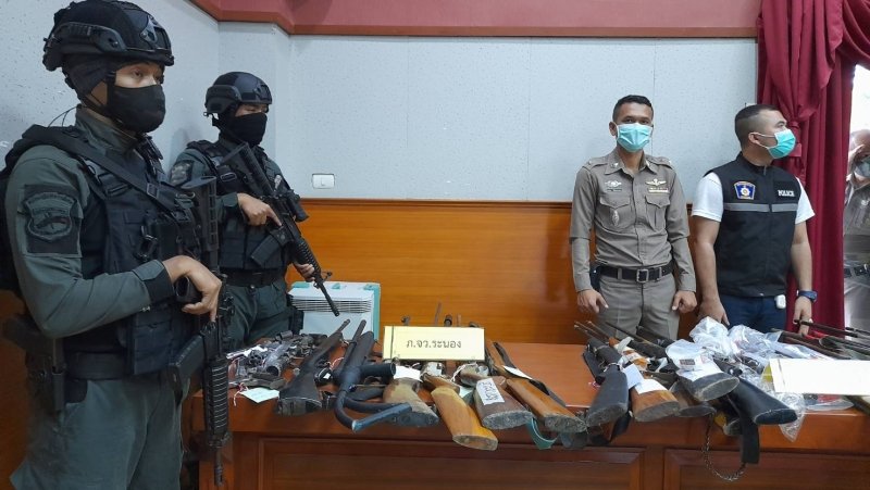 За неделю работы полиция изъяла в семи провинциях южного Таиланда почти 70 единиц огнестрельного оружия и презентовала улов журналистам, чтобы туристы были уверены в своей безопасности. Фото: Иккапоп Тхонгтуб
