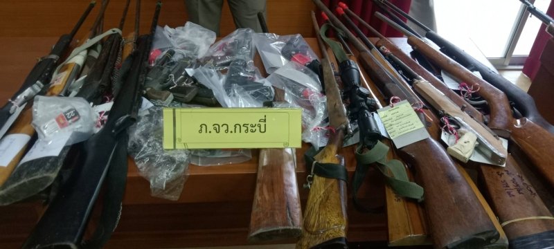 За неделю работы полиция изъяла в семи провинциях южного Таиланда почти 70 единиц огнестрельного оружия и презентовала улов журналистам, чтобы туристы были уверены в своей безопасности. Фото: Иккапоп Тхонгтуб