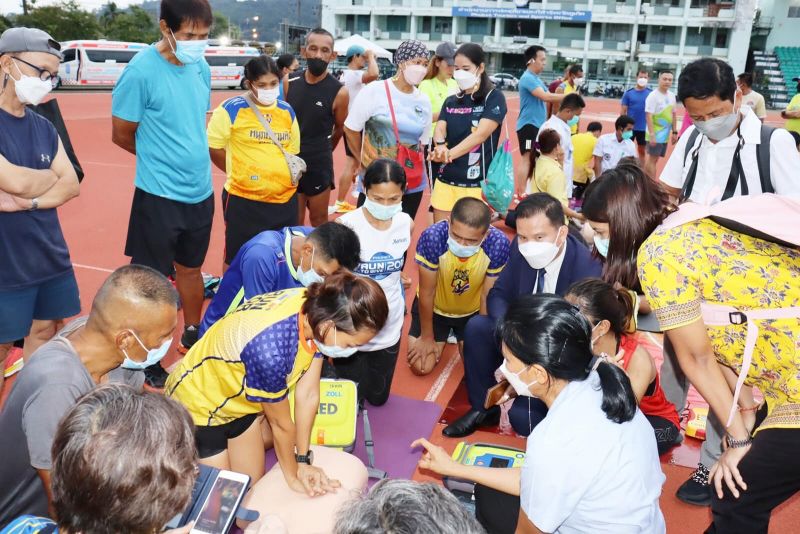 На главном стадионе Пхукета провели занятие по первой помощи. Фото: Phuket OrBorJor
