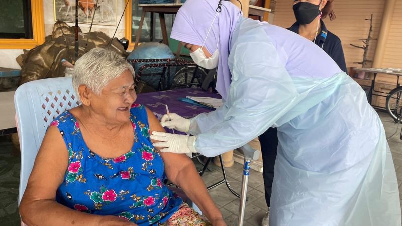 Власти Пхукета предлагают престарелым вакцинацию на дому