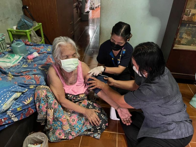 Престарелые и лица с ограниченной мобильностью могут привиться на дому. Фото: Phuket OrBorJor