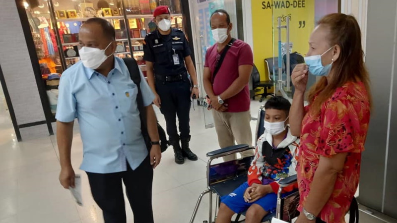 Потерявший зрение мальчик из Таланга отправился на лечение в Бангкок