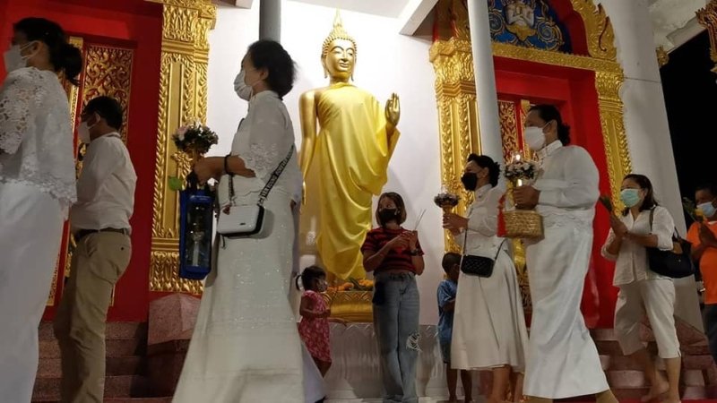 Буддисты Пхукета отметили день Висакха Буча. К торжествам присоединился и губернатор провинции. Фото: PR Phuket