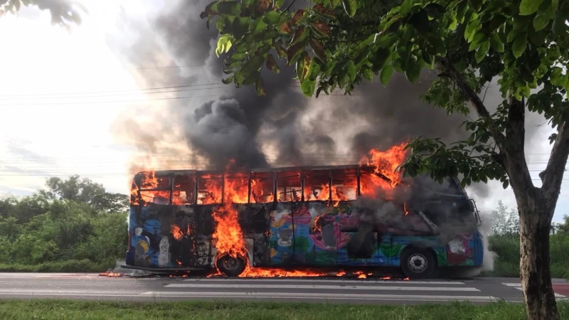 Автобус с 30 пассажирами загорелся на шоссе в Канчанабури. Фото: Bangkok Post