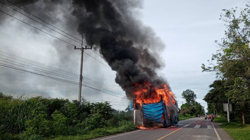 Автобус с 30 пассажирами загорелся на шоссе в Канчанабури. Фото: Bangkok Post