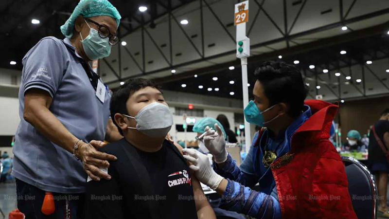 Вакцинационный центр в Нонтхабури. Фото: Nutthawat Wicheanbut / Bangkok Post