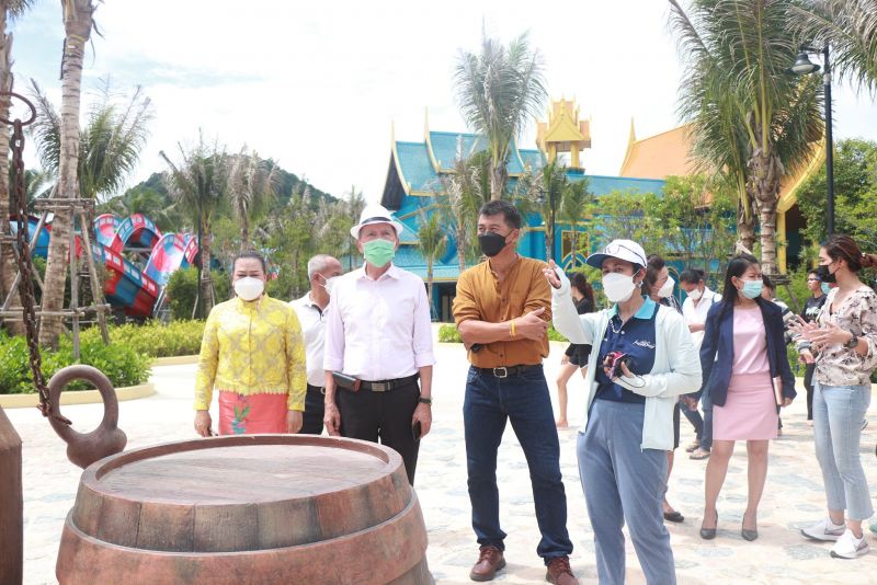 Официальные лица в аквапарке Andamanda 17 мая. Фото: Муниципалитет Кату