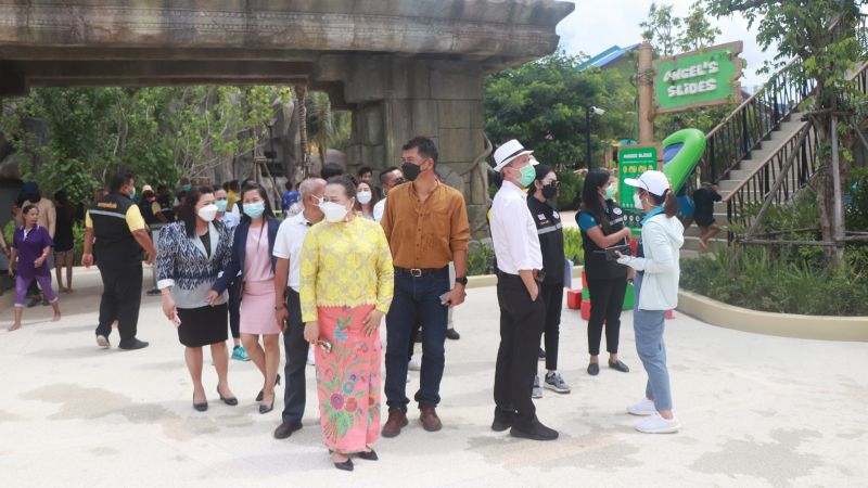 Официальные лица в аквапарке Andamanda 17 мая. Фото: Муниципалитет Кату